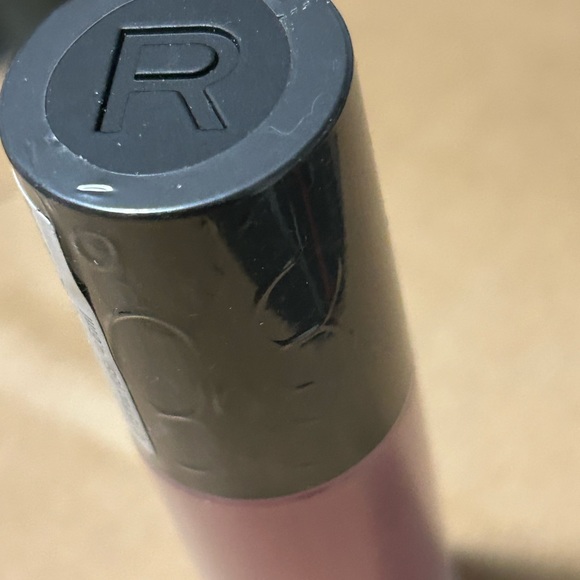 Brand New Makeup Revolution Matte Bomb Liquid Lipstick in ”Clueless Fuchsia” - Picture 3 of 3